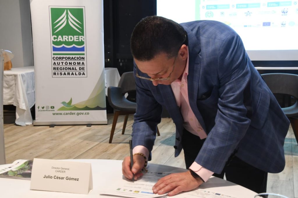 Director de la CARDER firmó nueva fase del Pacto Intersectorial por la madera legal en Colombia