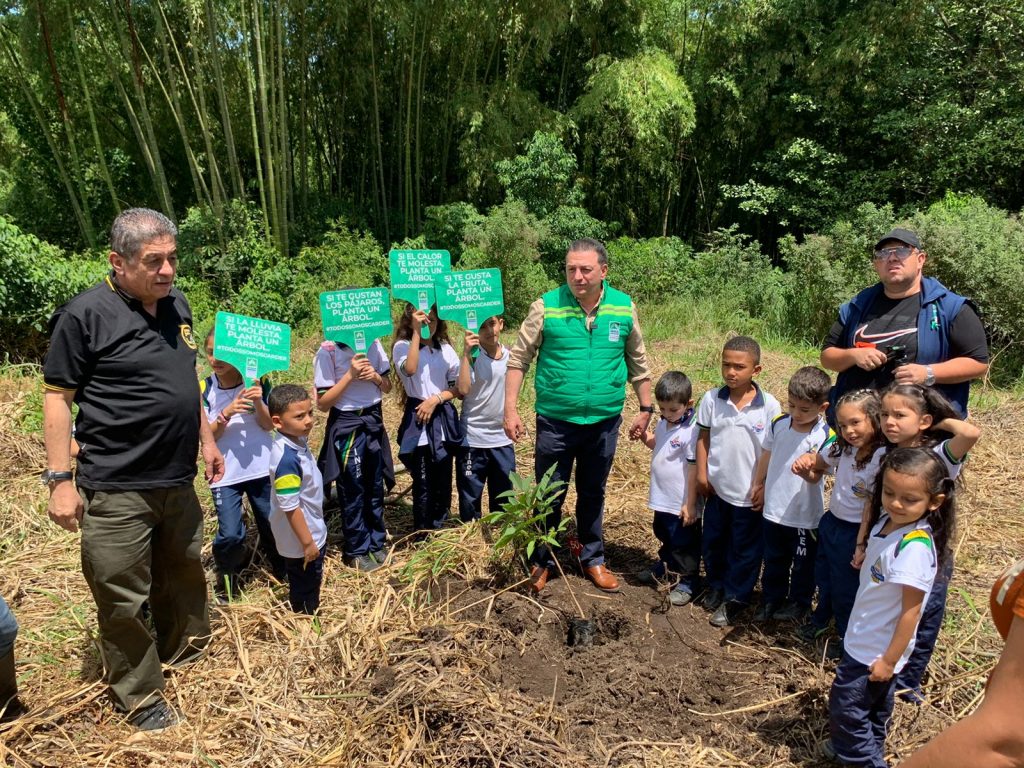 CARDER le regaló 100 guayacanes a la Institución Educativa INEM Felipe Pérez por sus 50 años