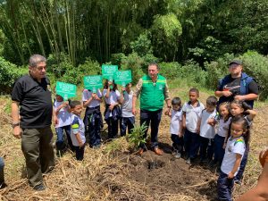 CARDER le regaló 100 guayacanes a la Institución Educativa INEM Felipe Pérez por sus 50 años