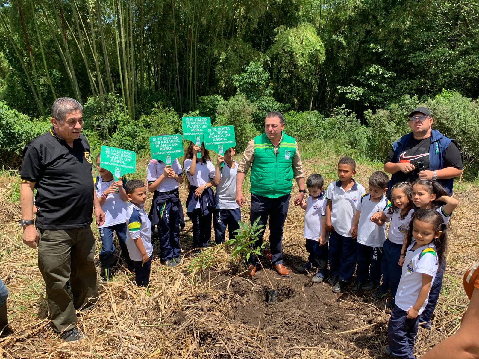 CARDER le regaló 100 guayacanes a la Institución Educativa INEM Felipe Pérez por sus 50 años