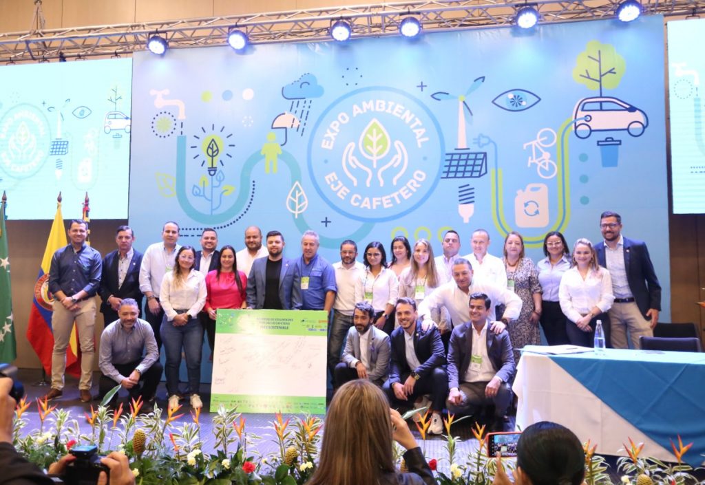 Director de la CARDER firma convenio por el cuidado del medio ambiente en Expo Ambiental Eje Cafetero