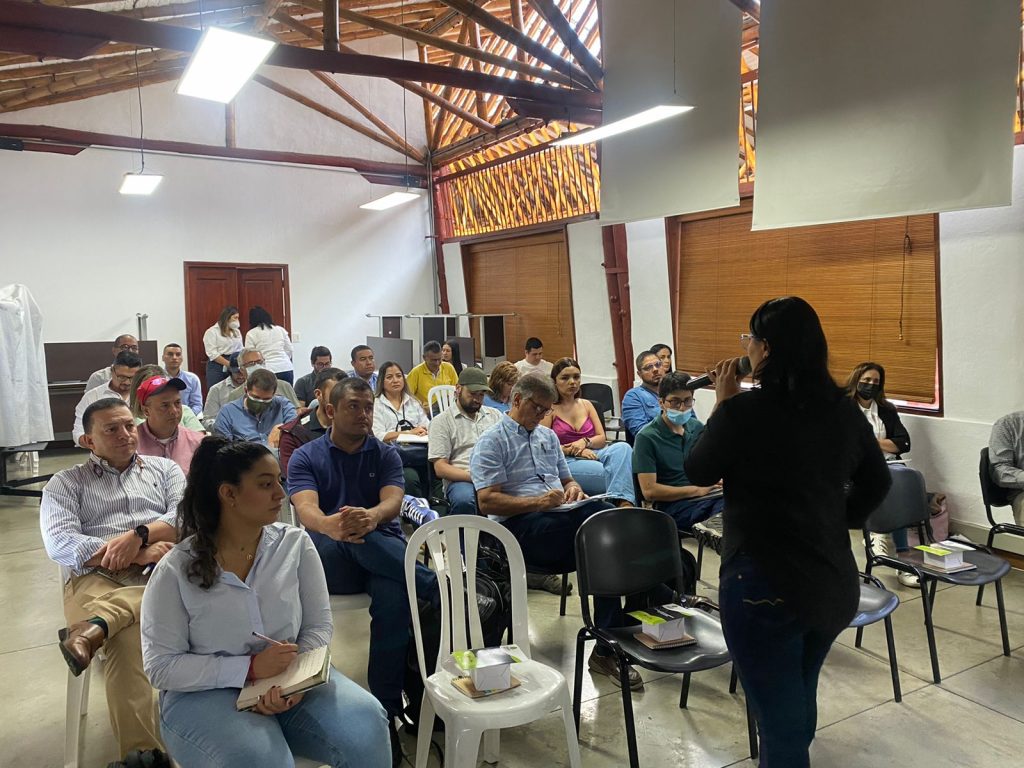 CARDER acompañó construcción de la Guía Ambiental para cultivo de aguacate hass