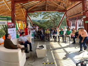 En la fotografía aparece el doctor Julio César Gómez Salazar, director general de la CARDER y Jeison Aristizábal de la fundación Asodisvalle con grupo de periodista en la rueda de prensa de la maratón de sueños.