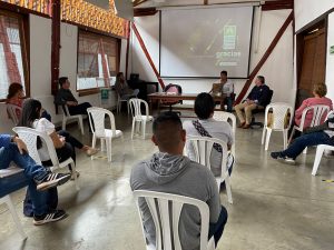 En la fotografía se encuentra el director general de la CARDER, Julio César Gómez Salazar, reunido con una delegación de lacomunidad indigena del municipio de Mistrató