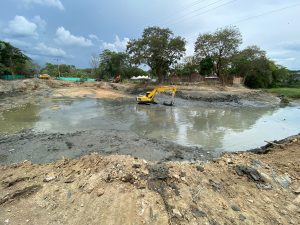 Trabajos de limpieza con mauinaría pesada en la madrevieja del municipio de La Virginia