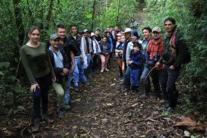 Grupo de persona en el sendero de Planes de San Rafael en Santuario Risaralda