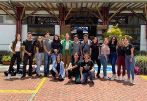 Grupo de jovenes de risaralda, frente a la edificación de la CARDER