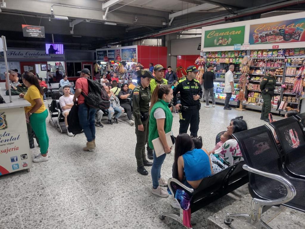 Funcionarios de la CARDER y miembros de la Policia Ambiental sensibilizan a los viajeros del terminal de transportes de Pereira