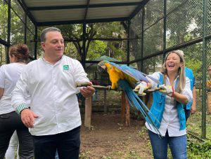 El director de la CARDER Julio César Gómez Salazar en compañia de la directora de Corporinoquía Doris Bernal, liberando una guacamaya en Yopal, Casanare