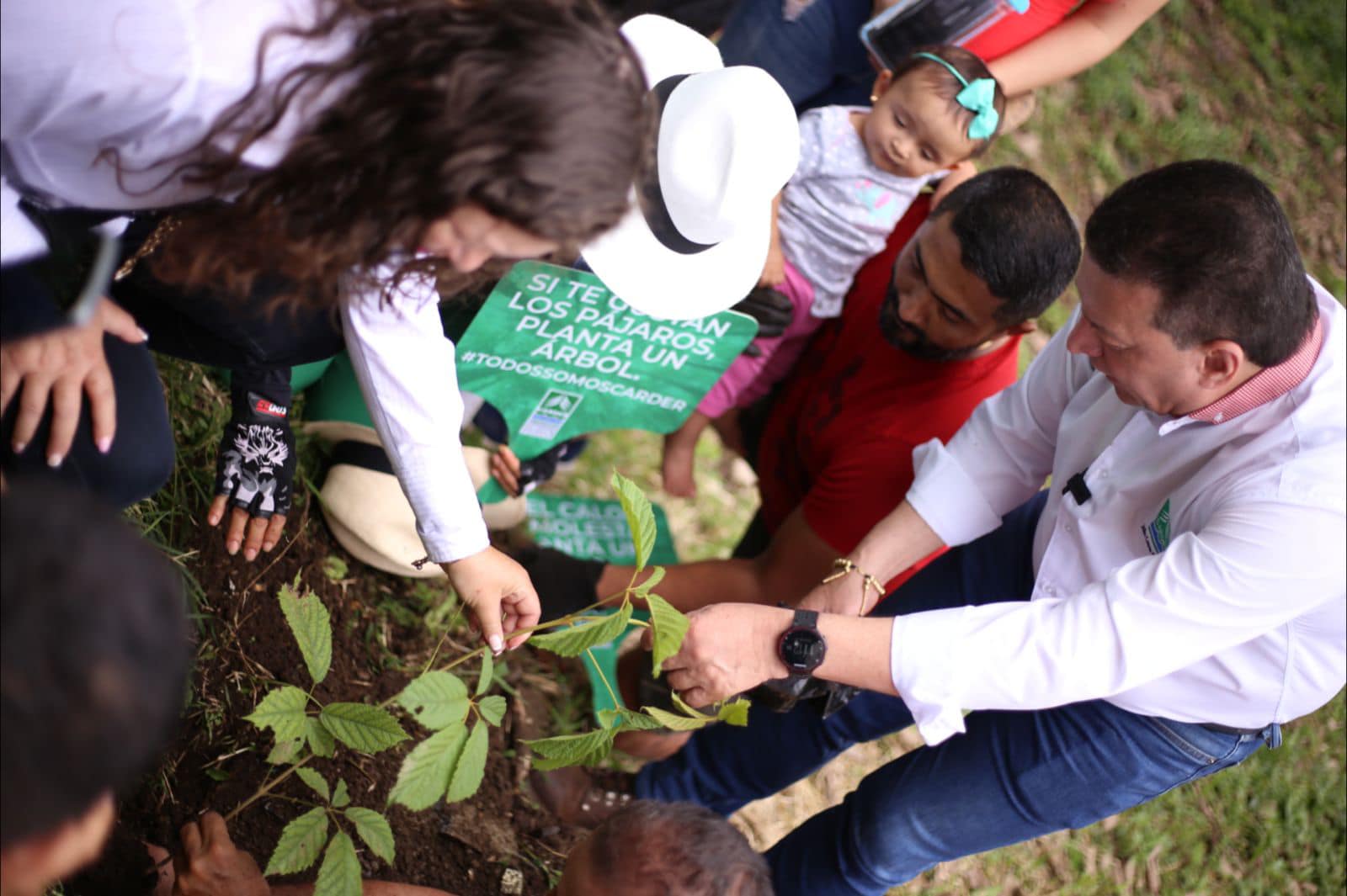 El Director general Julio César Gómez Salazar, siembra un árbol en compañia de la comunidad