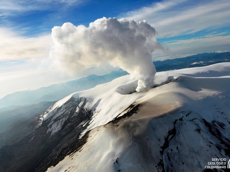 RECOMENDACIONES EMITIDAS POR LA CARDER FRENTE A LA PROBABILIDAD DE ERUPCIÓN DEL VOLCÁN NEVADO DEL RUÍZ Foto: Servicio Geológico Colombiano