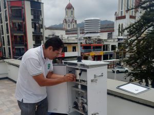 Con moderno equipo automático, la CARDER mide las partículas de aire en Santa Rosa