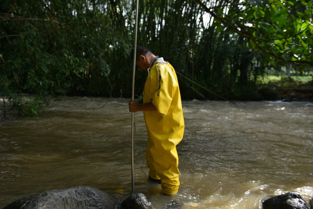 Con monitoreo a las fuentes hídricas, la CARDER mide la calidad y cantidad de las aguas en Risaralda