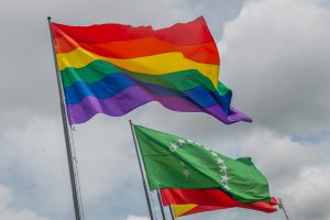 Bandera LGBTIQ+ ondeando con la bandera de Risaralda