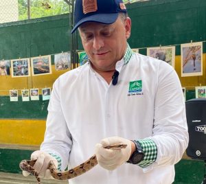 Director general de la CARDER, Dr. Julio César Gómez Salazar sujectando una serpiente en el marco del festival de la serpiente de Santa Cecilia, Risaralda