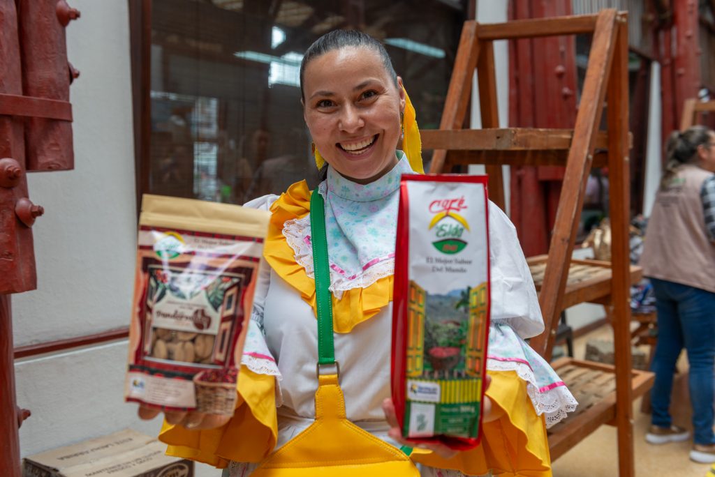 Desde el amor por la cultura cafetera generamos experiencias transformando productos de buena calidad en toda la cadena productiva del café, diversificando nuestras líneas con productos como: café en grano o molido, dulce de cascara de café, arequipe de café, galletas de cascarilla de café. Rescatamos y visibilizamos el trabajo del campo, resaltando la cultura cafetera, donde el cliente por medio de una taza de café podrá conectar con toda una cultura cafetera.