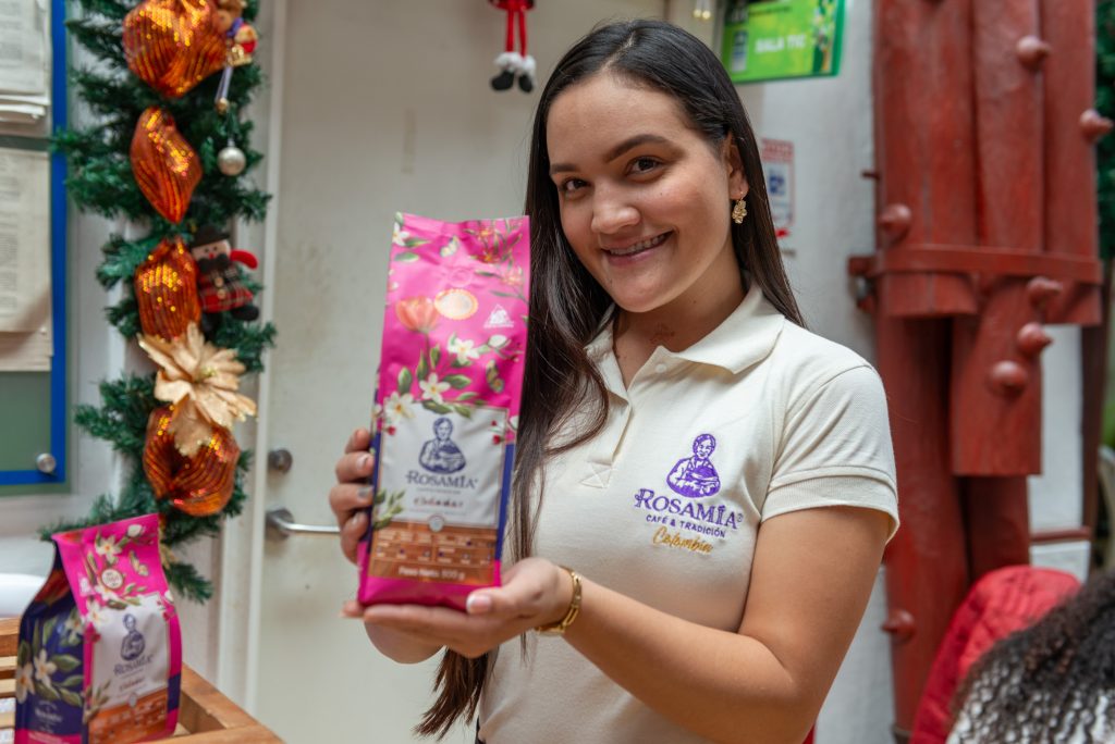 Somos una empresa familiar dedicada a la siembra y procesamiento del café, involucramos valor agregado ofreciendo el café listo para el consumo, en el cultivo implementamos prácticas agroecológicas, hemos reemplazado el uso de insumos de origen químico por los producidos en el predio mediante el aprovechamiento de subproductos de otras actividades del sector agropecuario.