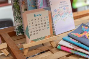 Vaivén es un estudio de diseño sostenible que brinda una solución creativa y acertada a las personas y empresas que estén interesadas o ya estén trabajando en pro de minimizar su impacto negativo hacia el ambiente, diseñamos y ofrecemos opciones de uso doméstico y empresarial en donde reutilizamos materiales y residuos generados por otros sectores económicos. Vaivén plantea dos líneas de trabajo: Empresarial y Tienda Vaivén