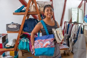 Bolsos RA es una empresa familiar, inspirada en la economía circular, que a partir de la recuperación del residual de telas de la industria de los muebles, fabrica bolsos, cartucheras, morrales, butacas entre otros, que permiten ofrecer un tipo de producto práctico para todas las personas con precios justos y competitivos, aportando a la conservación del medio ambiente.