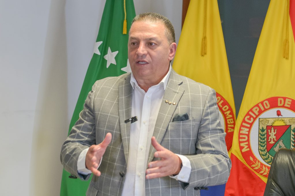 •	El administrador ambiental, Julio César Gómez Salazar, se posesiona como director de la CARDER para el Periodo Institucional 2024 – 2027; ante el Gobernador de Risaralda, el Doctor Juan Diego Patiño Ochoa.