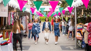 UPCYDENIM es un emprendimiento enfocado a la reutilización y aprovechamiento de textiles generados como residuo por parte de la sociedad en general, a partir del cual ofrecemos productos mediante el suprarreciclaje para atender requerimientos de consumidores responsables.