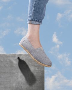 Somos una empresa que fabrica y comercializa calzado cómodo, utilizando lonas fabricadas a partir de plástico reciclado, algodón recueprado y fibra de cáñamo.