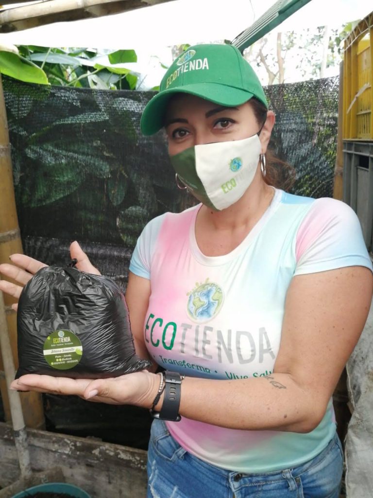 Somos una empresa comprometida con el bienestar ambiental y social realizando actividades que promueven la economía circular, vinculando a las comunidades del territorio, producimos y comercializamos abonos orgánicos, juegos eco, impartimos talleres de huerta y arte reciclado, realizamos trueque incluyendo artículos de antigüedades.