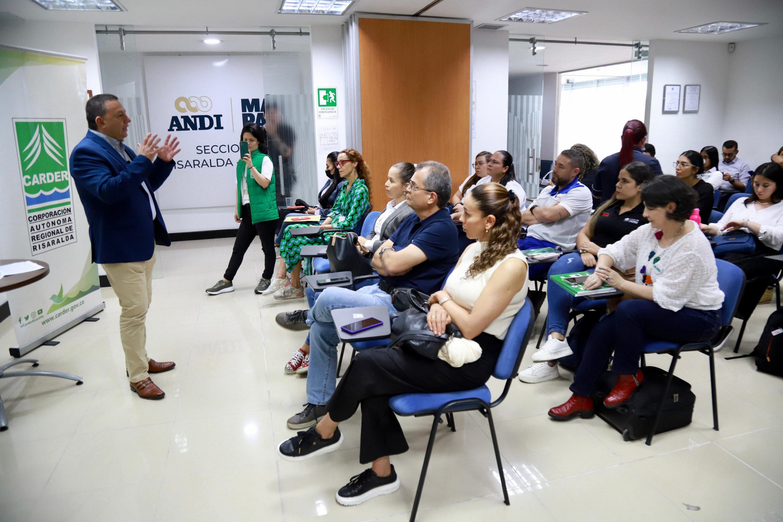 El Director General de la CARDER firmó la Agenda Ambiental 2024 - 2027 con la ANDI