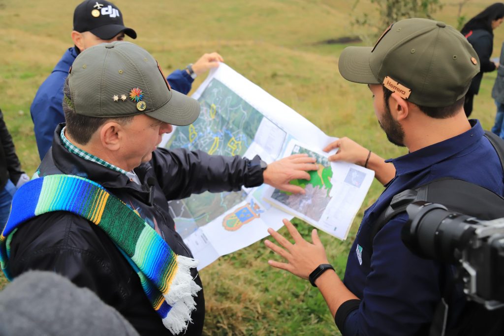 El acto simbólico se llevó a cabo en el Distrito de Conservación de Suelos Campo Alegre, con el acompañamiento de la CARDER, la Gobernación de Risaralda, Aguas y Aguas de Pereira, entre otras entidades.
