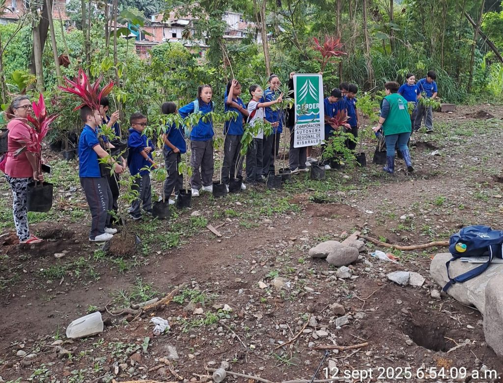 Siembratón en San Juan de Dios fortaleció la conciencia ambiental en estudiantes y comunidad