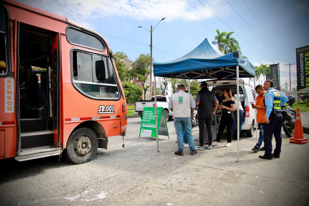 La Carder y Tránsito realizan múltiples operativos de control de emisiones contaminantes por fuentes móviles, el 65 % de los vehículos son rechazados