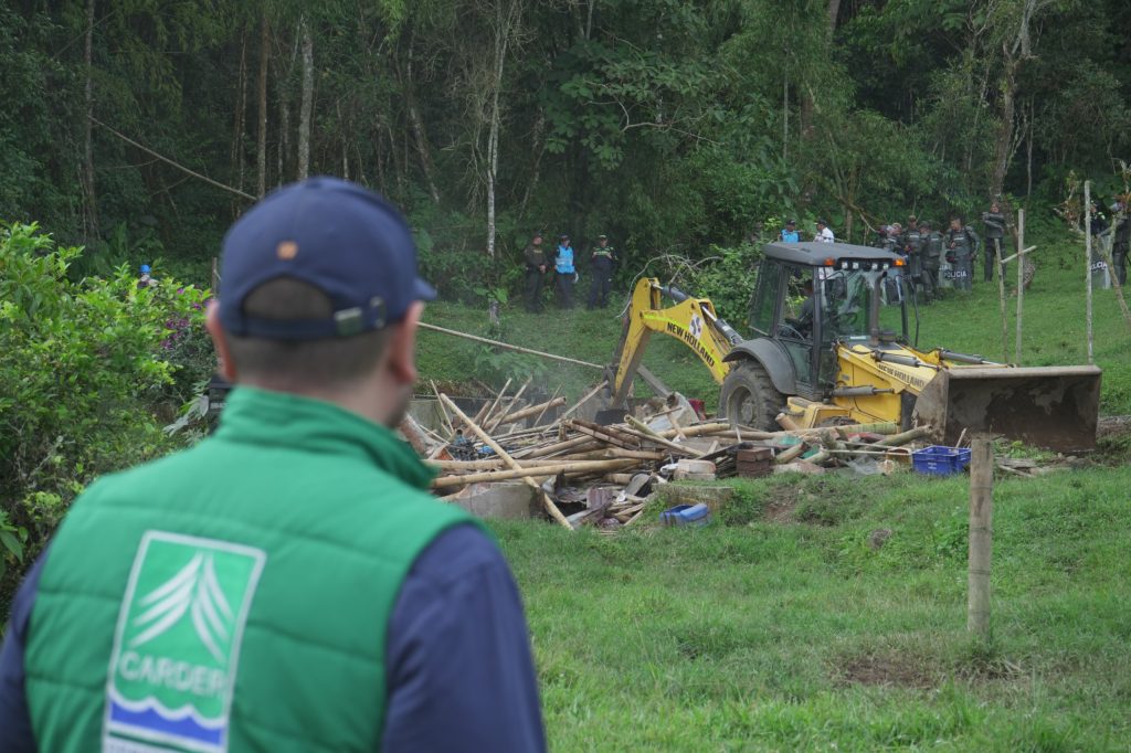 La Alcaldía de Quinchía y la CARDER recuperan predio invadido en área protegida de Cerro Gobia