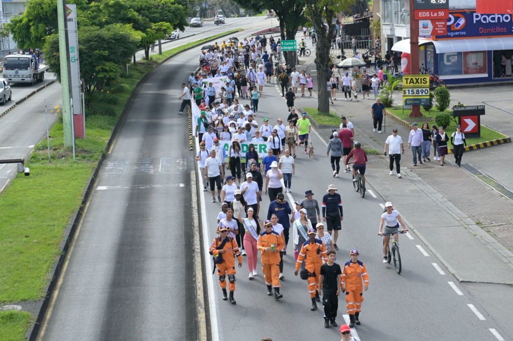 Con una asistencia masiva la CARDER desarrolló su VIII Caminata Ambiental